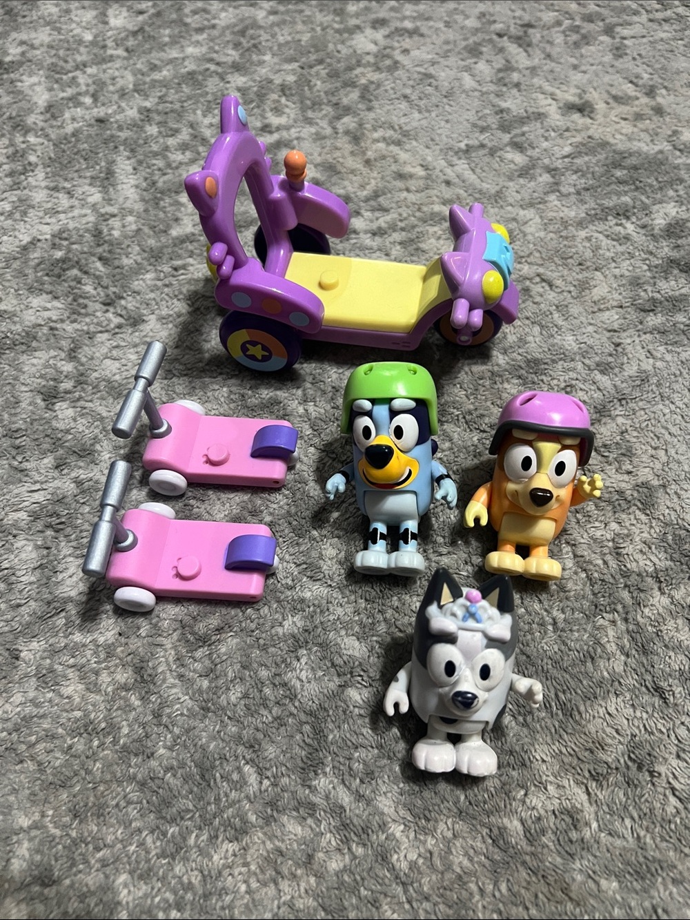 10pc set of bluey, bingo, muffin scooter & cat car toy characters.